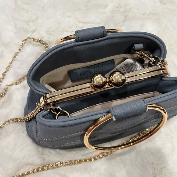 Blue shell shape leather bag with metal chain - Picture 5 of 6